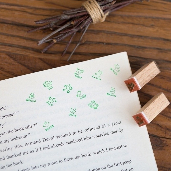 set de 12 tampons en bois avec des motifs de dessins animés