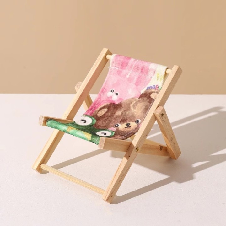 Mini beach chair as phone holder with animal motif
